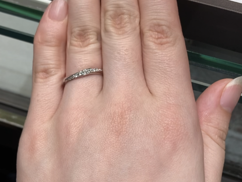 【アイプリモ(I-PRIMO)の口コミ】 ウェーブタイプでの結婚指輪で、ダイヤモンドがキラキラと輝きのあるデザ…