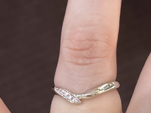 【俄(にわか)の口コミ】 ピンクサファイアを使用していて可愛らしいところです。vラインによって指…