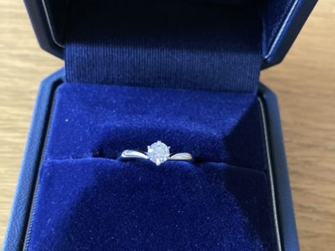 【銀座ダイヤモンドシライシの口コミ】 元々はとにかくシンプルで、夫が用意してくれたダイヤモンドが映えるもの…