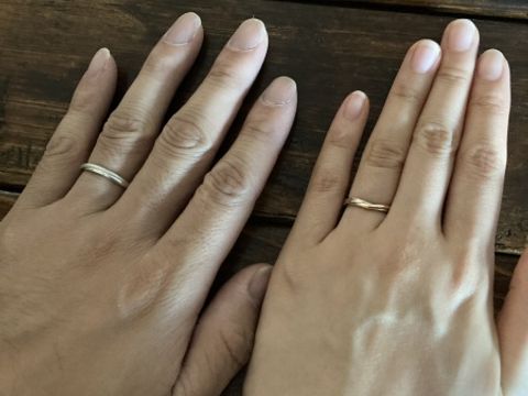 【銀座ダイヤモンドシライシの口コミ】 婚約指輪がv字で、結婚指輪も着用時にピッタリと一体感を感じられるような…