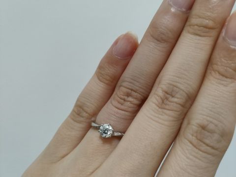 【アイプリモ(I-PRIMO)の口コミ】 どこから見てもダイヤモンドが見えるので、正面からはもちろん、正面以外…