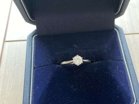 【銀座ダイヤモンドシライシの口コミ】 付け心地とデザインです。ザ・婚約指輪というデザインにあこがれていて１…