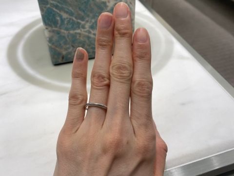 【ティファニー(Tiffany & Co.)の口コミ】 ストレートの細身で女性らしいデザインです。シンプルですがダイヤモンド…