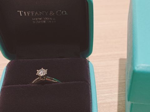 【ティファニー(Tiffany & Co.)の口コミ】 真ん中に一粒ダイヤがあり王道の婚約指輪が良いなと以前より思っていまし…
