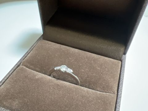 【Antille(アンティール)の口コミ】 わりとシンプルなデザインですが、角度が変わるとキラキラしていて可愛い…