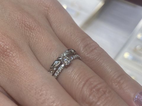 【カルティエ(Cartier)の口コミ】 個人的にthe婚約指輪みたいなのではなく、普段使いもできる婚約指輪を探し…