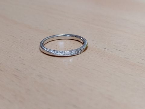【銀座ダイヤモンドシライシの口コミ】 指輪のデザイン(ダイヤモンドが指輪に巻き付くようにちりばめられていて、…