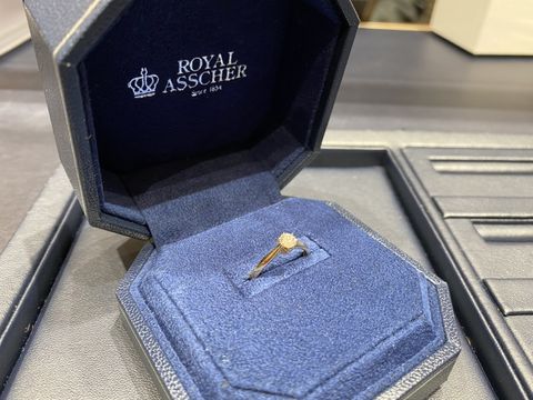 【ROYAL ASSCHER(ロイヤル・アッシャー)の口コミ】 ダイヤがぽこっと飛び出ているデザインよりも、全体的になじんで収まって…