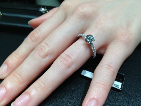 【ラザール ダイヤモンド(LAZARE DIAMOND)の口コミ】 ダイヤモンドの輝きがとにかくすごいです！
七色にものすごく光るので、ダ…