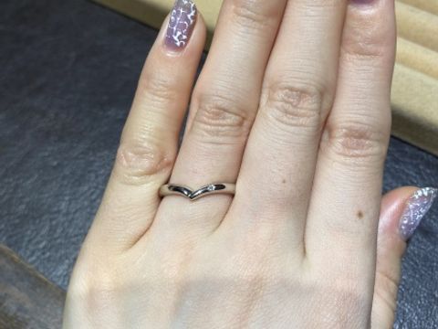【TRECENTI(トレセンテ)の口コミ】 デザインが婚約指輪にぴったりだったためです。
V字のデザインはよくある…