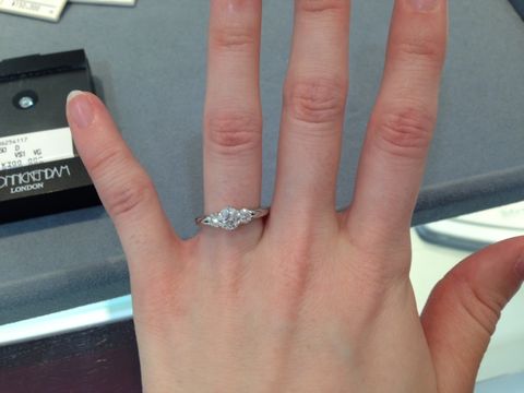 【モニッケンダム(MONNICKENDAM)の口コミ】 ダイヤの輝きがものすごく綺麗です！白く輝きます。
白い輝きといっても、…