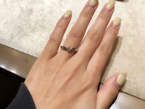 【ブルガリ(BVLGARI)の口コミ】 シンプルですが、中央のダイヤが際立つように見える洗練されたデザインで…