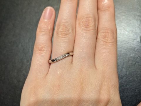 【ラザール ダイヤモンド(LAZARE DIAMOND)の口コミ】 ウェーブタイプのデザイン。ダイヤモンドの煌めきがすごく綺麗でした。自…