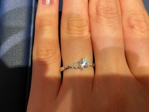 【銀座ダイヤモンドシライシの口コミ】 センターダイヤの横にメレが上品についており、可愛く華やかな印象でした…