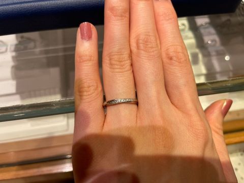 【銀座ダイヤモンドシライシの口コミ】 普段つける結婚指輪でもダイヤモンドが入っているほうが、きれいで指をみ…