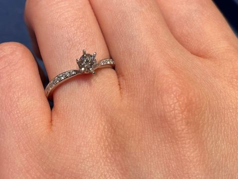 【アイプリモ(I-PRIMO)の口コミ】 お話の中で大きな一粒ダイヤモンド以外のメレなどの小さなダイヤモンドに…