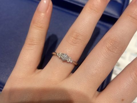 【銀座ダイヤモンドシライシの口コミ】 ダイヤモンドがセンターと両サイドに3石付いているので、華やかでありなが…