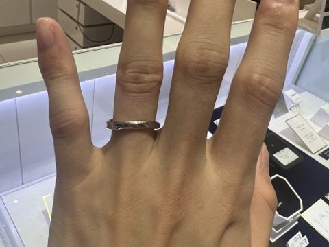 【4℃ BRIDAL(ヨンドシーブライダル)の口コミ】 手に馴染むようなラインが入っているデザインになっているため、おしゃれ…