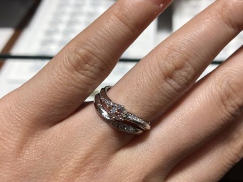 【銀座ダイヤモンドシライシの口コミ】 婚約指輪、結婚指輪ともにウェーブのデザインです。試着した婚約指輪のダ…