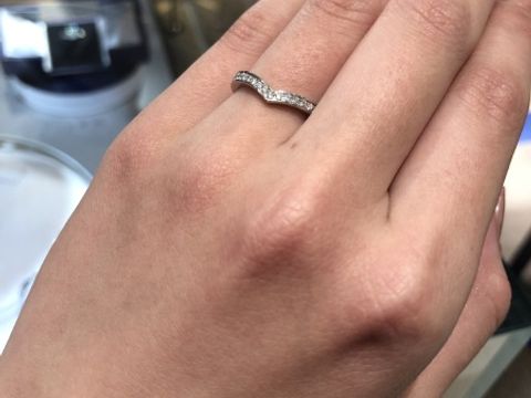 【ショーメ(CHAUMET)の口コミ】 V字がとても綺麗で、上品な指輪です。指が太いことがコンプレックスですが…