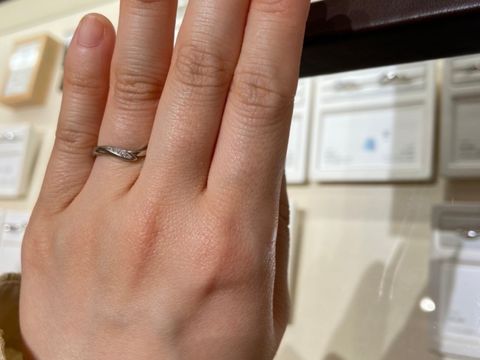 【俄(にわか)の口コミ】 出会った頃の初々しい気持ちを薄紅の桜でイメージした、という指輪のスト…