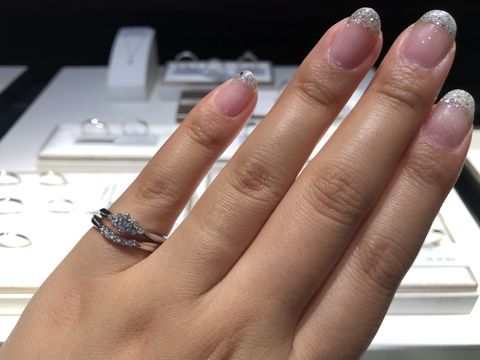 【アイプリモ(I-PRIMO)の口コミ】 私の場合、婚約指輪との重ね付けが絶対条件で、V字のシンプルなものを探し…