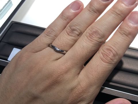 【アイプリモ(I-PRIMO)の口コミ】 太さもちょうど良く、シンプルなV字で、長く使えそうなデザインです。男性…