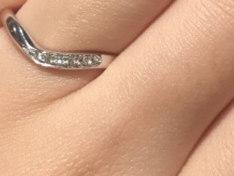【TASAKI(タサキ)の口コミ】 V字にくぼんでいるため、指が長く見えました。片側にダイヤモンドが並んで…