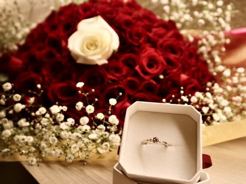 【ひなの口コミ】 2人で初めて指輪を見に行き、たくさんお話を聞いた上で、シンプルなデザイ…