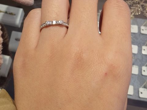 【アンジェリックフォセッテ(Angelique Fossette)の口コミ】 リボンモチーフの指輪を探していたのですが、リボンが主張しすぎてなく、…