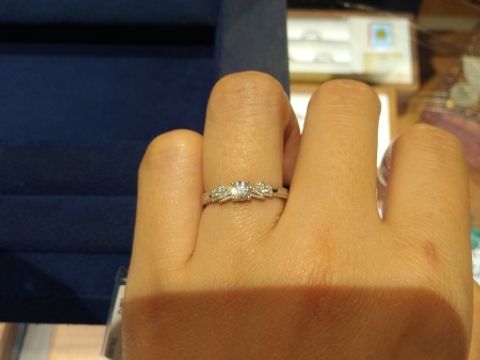 【JKPLANET(JKプラネット)の口コミ】 正面にアクセントになる大きなダイヤがあり、リボンっぽいデザインになっ…