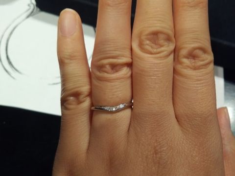 【ケイウノ ブライダル(K.UNO BRIDAL)の口コミ】 一番の決めては着用してみたときの馴染み感です。あとは、婚約指輪も一緒…