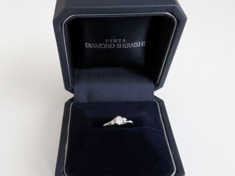 【銀座ダイヤモンドシライシの口コミ】 手が小さめなので、指が長く見えるウェーブのデザイン中心に、たくさん試…