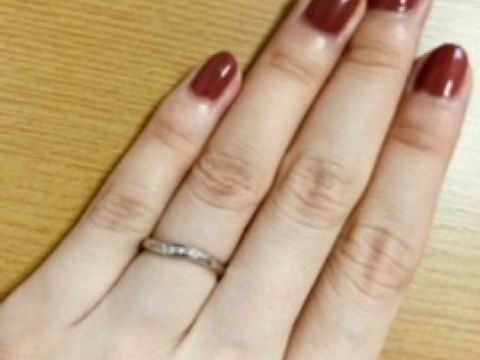 【銀座ダイヤモンドシライシの口コミ】 婚約指輪とのセットリングを探していました。
こちらはもともとセットでは…