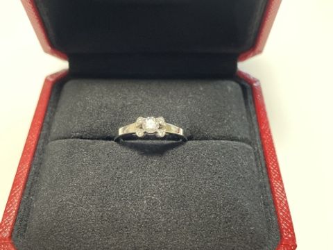 【カルティエ(Cartier)の口コミ】 彼女のリクエストのものを購入いたしました。上から見るとリボンのような…