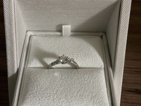 【ENUOVE(イノーヴェ)の口コミ】 婚約のために彼が準備してくれました。
ariaという名前の指輪で、−…