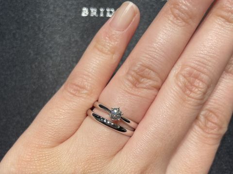 【TASAKI(タサキ)の口コミ】 スタンダードな一粒ダイヤの婚約指輪です。ダイヤはとても綺麗で、真ん中…