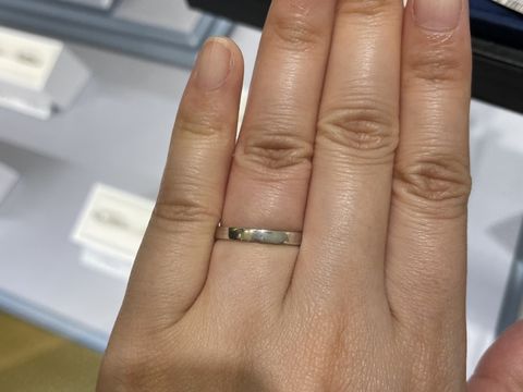 【4℃ BRIDAL(ヨンドシーブライダル)の口コミ】 シンプルな平打ちのマリッジリングです。太さは2.5mmでしたが、同じシリー…