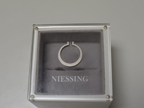 【NIESSING(ニーシング)の口コミ】 婚約指輪はどうしても女性らしいデザインが多く、どれも好みではなかった…