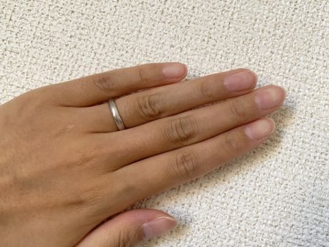 【ジュエリーツツミ(JEWELRY TSUTSUMI)の口コミ】 はじめは少し細めのデザインが希望でしたが、主人の指が太めで細めデザイ…