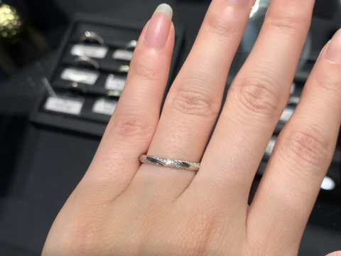 【エクセルコダイヤモンド(EXELCO DIAMOND)の口コミ】 ねじりのデザインで、3列のダイヤモンドをいれてあります。価格はやや高め…