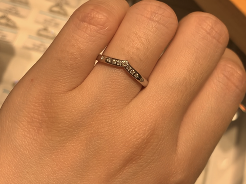 【銀座ダイヤモンドシライシの口コミ】 自分好みのVラインで、婚約指輪との付け合わせは結構いい気がします。ちょ…
