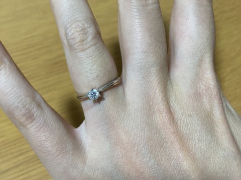 【ケイウノ ブライダル(K.UNO BRIDAL)の口コミ】 指輪のデザイン：曲線がキレイで婚約指輪1つでも存在感があるが、結婚指輪…