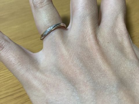 【ケイウノ ブライダル(K.UNO BRIDAL)の口コミ】 婚約指輪との重ね付けを想定した指輪であり、単体でもきれいであるが、婚…