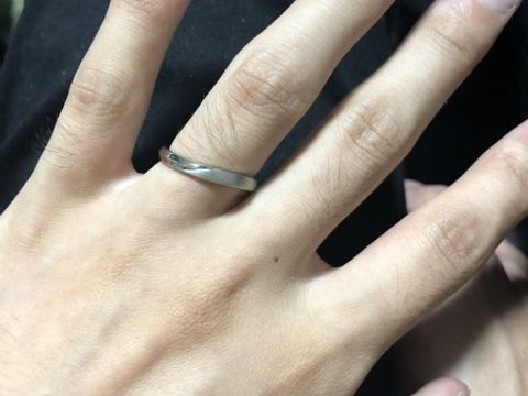 【銀座ダイヤモンドシライシの口コミ】 光沢・非光沢の境目がかっこよく、緩やかにウェーブの形状もとても素敵で…