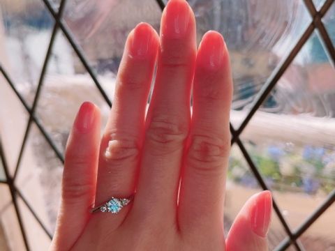 【ラザール ダイヤモンド(LAZARE DIAMOND)の口コミ】 プロポーズ前に事前に一緒に指輪を見に行きました。ダイヤ一石のシンプル…