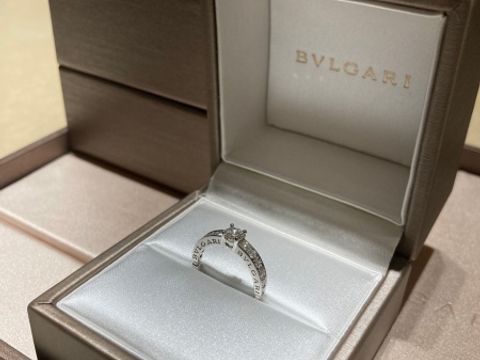 【ブルガリ(BVLGARI)の口コミ】 指輪の側面にブルガリのロゴが入っているのがとても素敵で購入の決め手に…