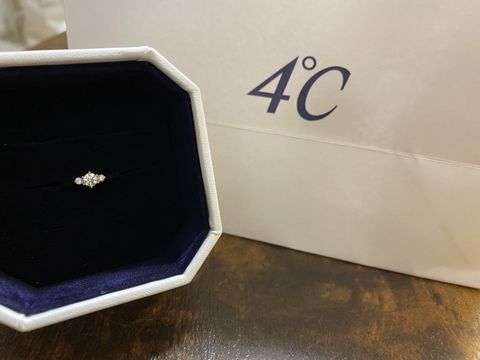 【4℃ BRIDAL(ヨンドシーブライダル)の口コミ】 パートナーがデザインを気に入った為
中心のダイヤを左右の2つのダイヤが…