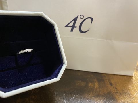 【4℃ BRIDAL(ヨンドシーブライダル)の口コミ】 パートナーが気に入ったデザインというのが1番の決めて。婚約指輪と重ね付…