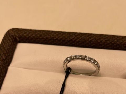 【ラザール ダイヤモンド【取扱店販売】の口コミ】 ラザールダイヤモンドのハーフエタニティリングは見せてもらった時の輝き…